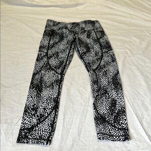 Zyia Active Black and White Capri Leggings Size 4
Pockets